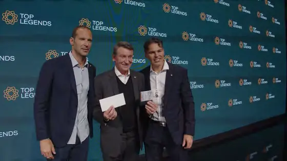 Wayne Gretzky and Jaromír Jágr on stage at the Top Legends launch